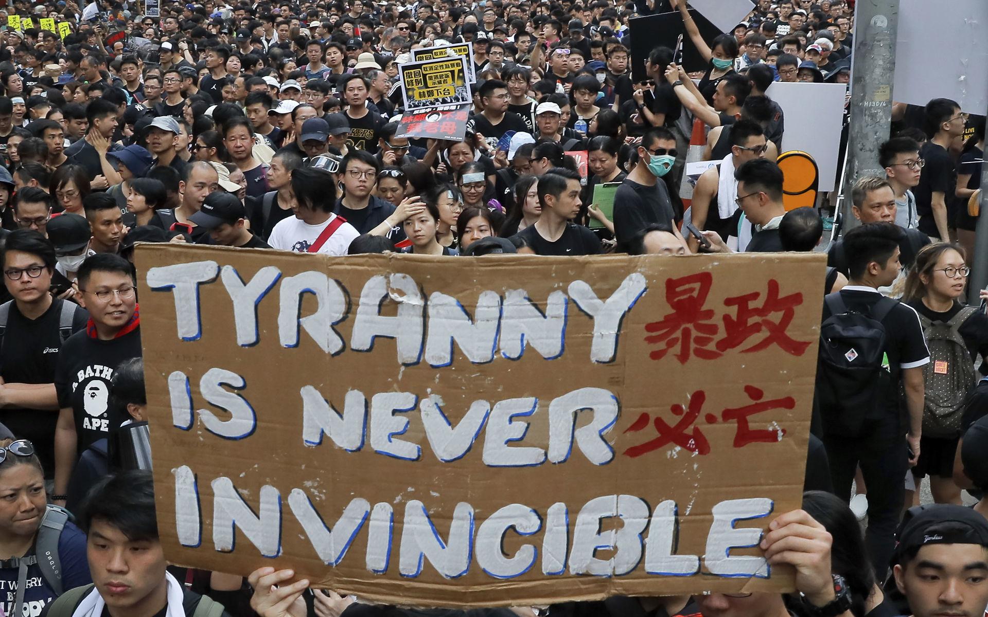 Demonstranter marscherar längs med gatorna i Hongkong.