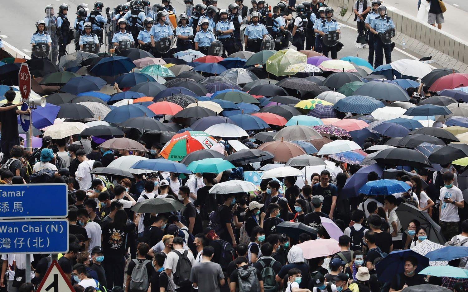 Under demonstrationerna i förra veckan fick medborgarna, precis som ”paraplyrevolutionens” demokratiaktivister 2014, skydda sig med paraplyer sträckta mot himlen, skriver Johan Lagerqvist.
