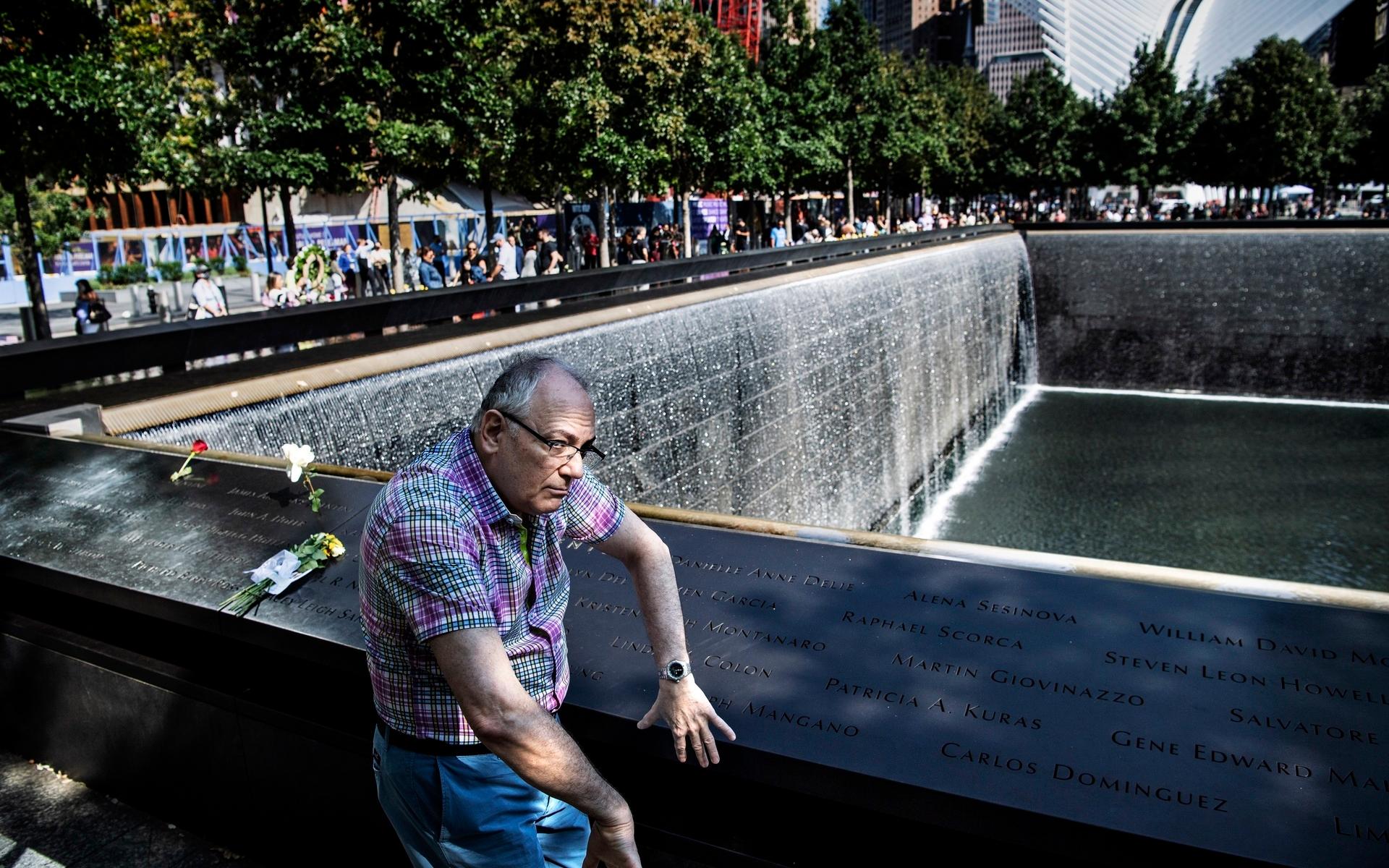 Charles Wolf vid Ground Zero på Manhattan. Hans fru Katherine omkom i 11 september-attacken för 20 år sedan.