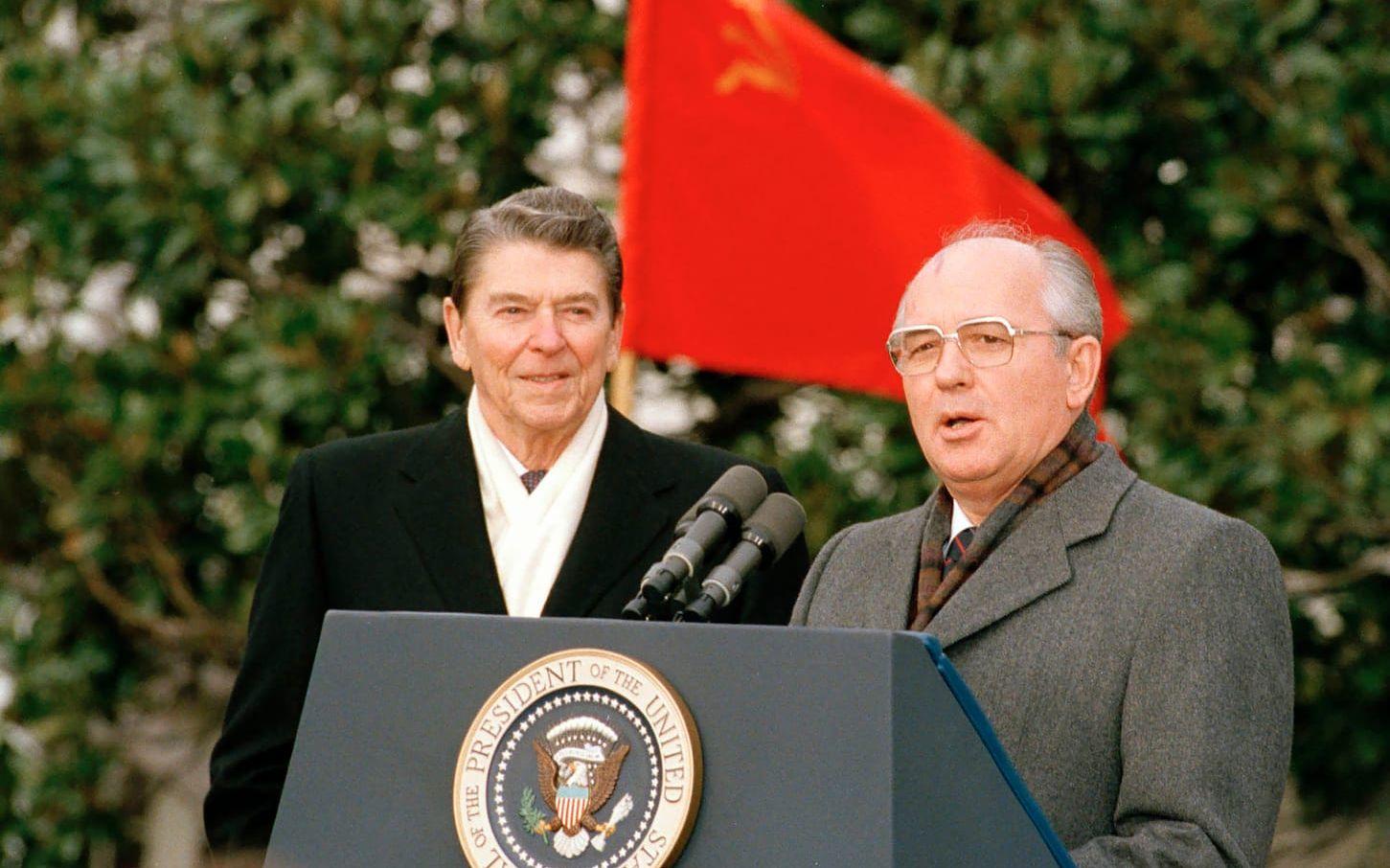 USA:s dåvarande president Ronald Reagan och Michail Gorbatjov under en presskonferens i Washington 1987.