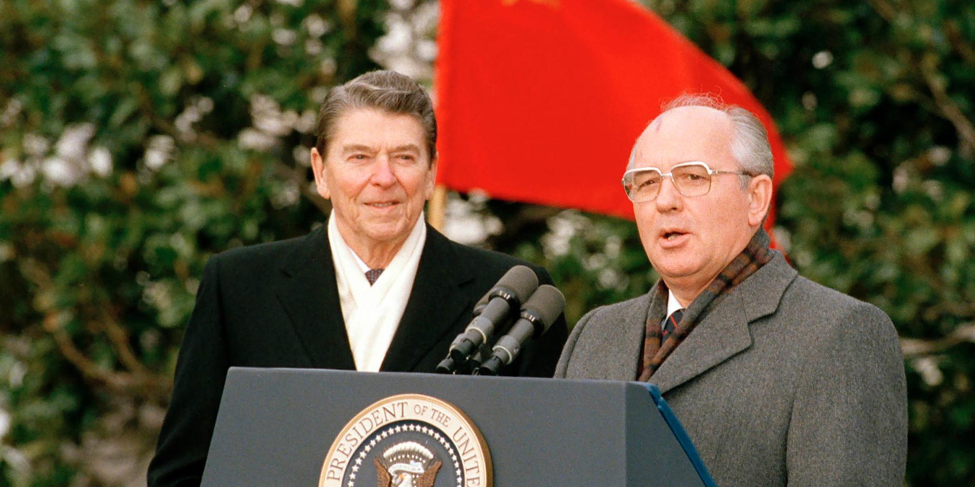 USA:s dåvarande president Ronald Reagan och Michail Gorbatjov under en presskonferens i Washington 1987.