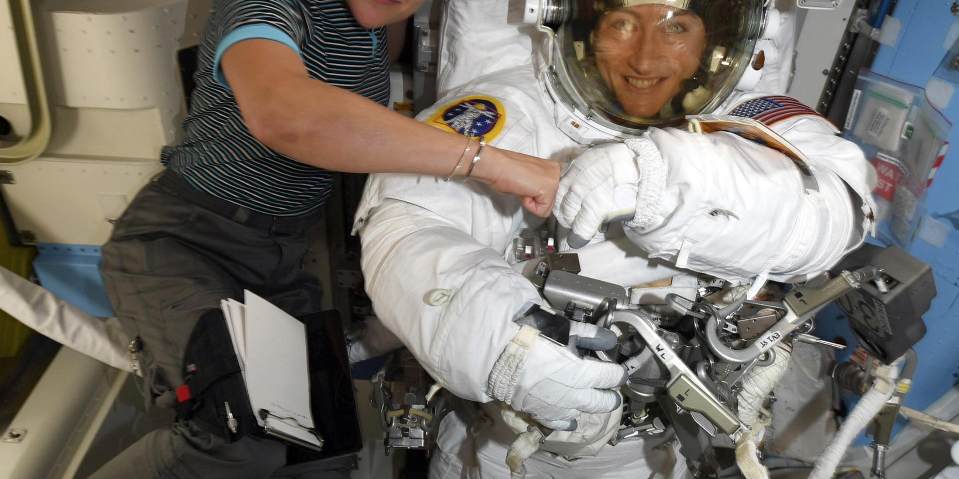 Christina Koch till höger och svenska Jessica Meir till vänster på den internationella rymdstationen ISS. 