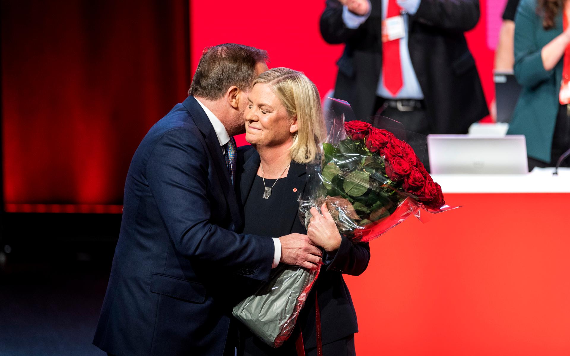 Kram, kram. Stefan Löfven gratulerar sin efterträdare Magdalena Andersson.