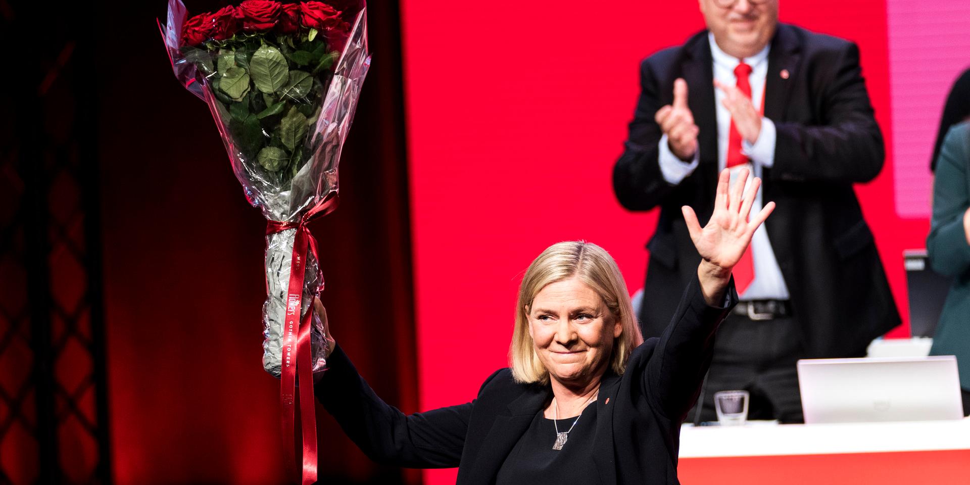 Magdalena Andersson är nu finansminister och partiledare för Socialdemokraterna. Inom kort kan hon även bli statsminister. Här med en jublande fd LO-ordförande i bakgrunden, Karl-Petter Thorwalsson.