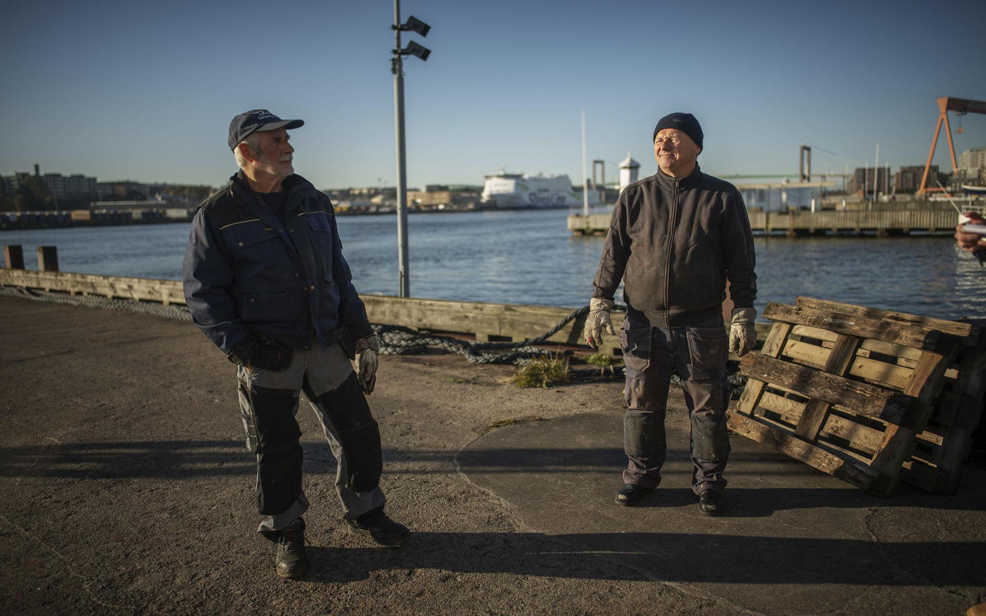 Anläggningsansvarige Sven-Göran Svensson och skeppsbyggmästare Joakim Severinsson övervakade Ostindiefararens färd från Eriksberg till Gotenius varv. 