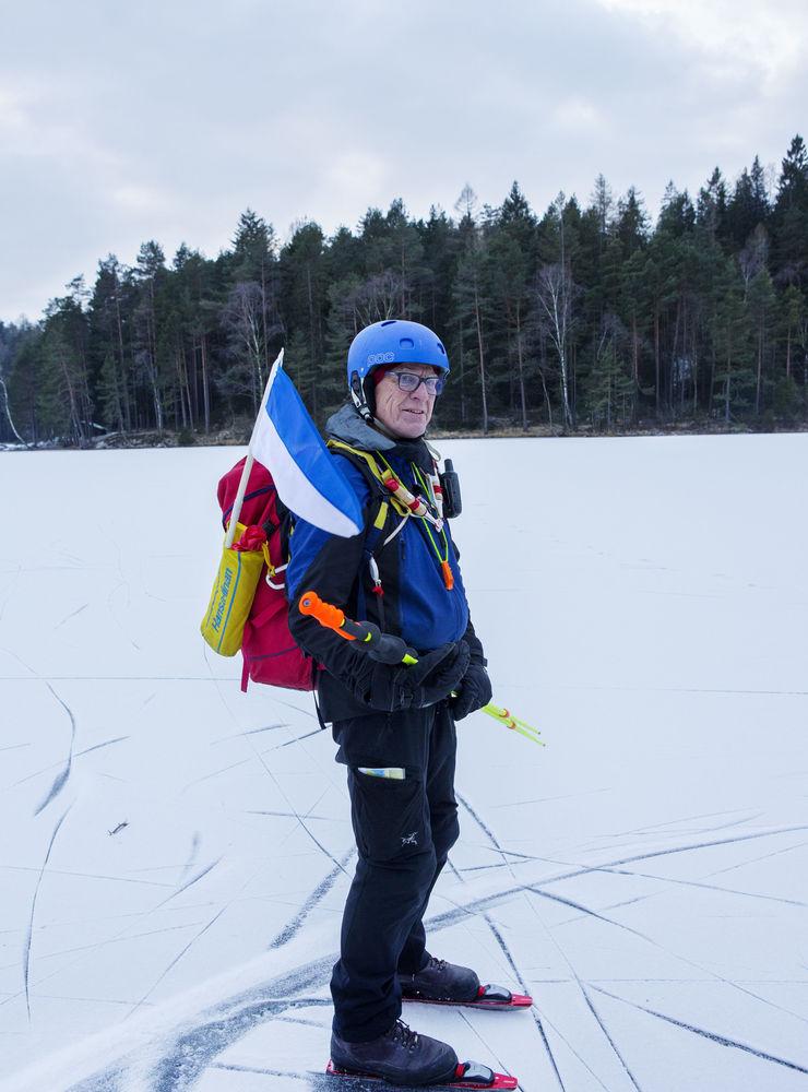 Turledaren Klas Forsell visar vägen på isen.
