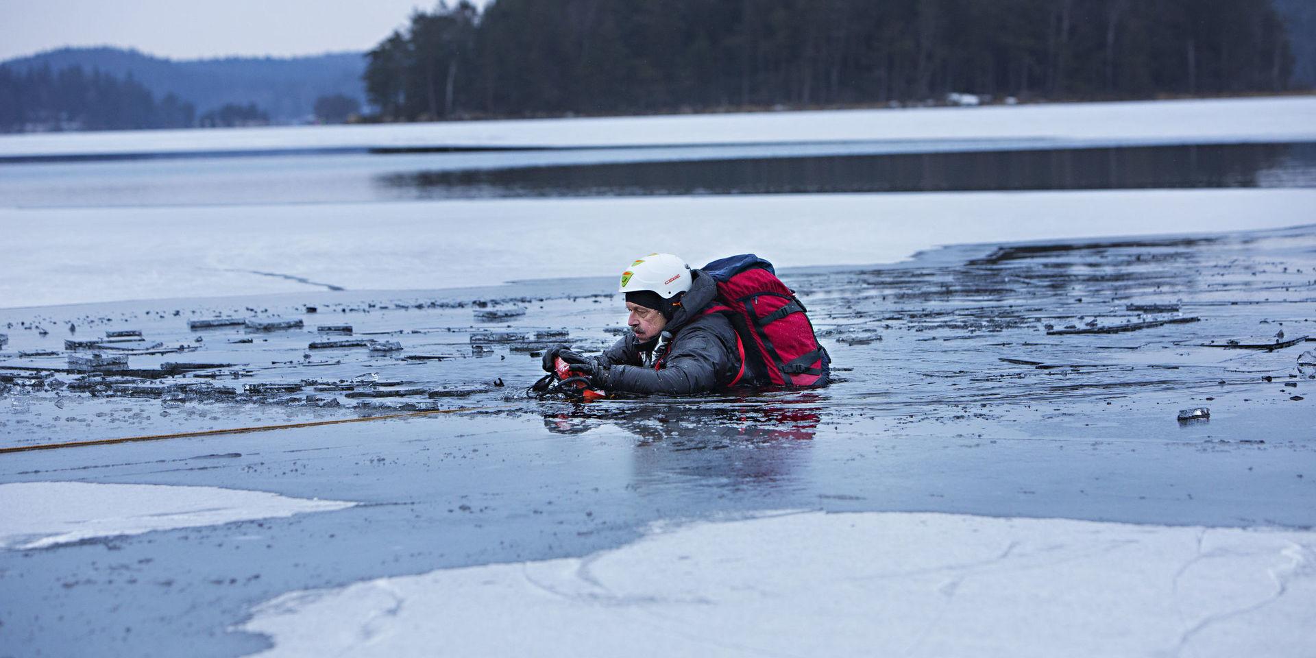 PLURRÖVNING. Två tredjedelar av skridskoåkarna valde att medvetet plurra för att testa hur det känns att gå genom isen. Christer Malmqvist, till exempel.