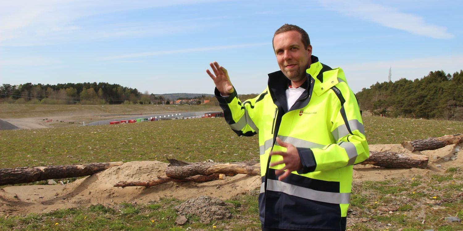 Miljöstrategen Andreas Svendsen arbetar för att öka den biologiska mångfalden på det forna tippområdet i östra Mölndal bland annat genom att bygga Sveriges största insektshotell. Bild: Martin Björklund