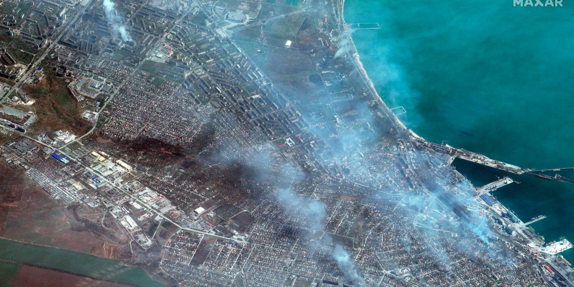 Satellitbild över hamnområdet i Mariupol. Bilden är tagen 9 april.