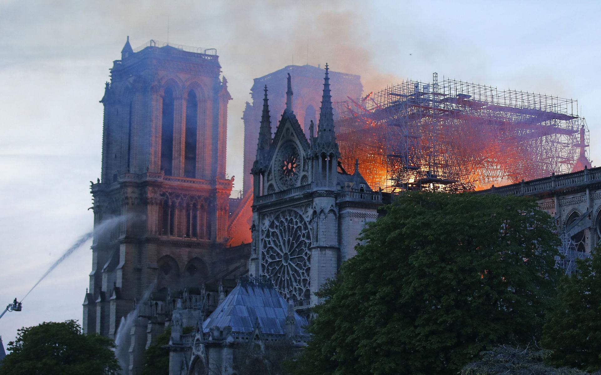 Brandmän kämpar mot den katastrofala eldsvådan i Notre-Dame.