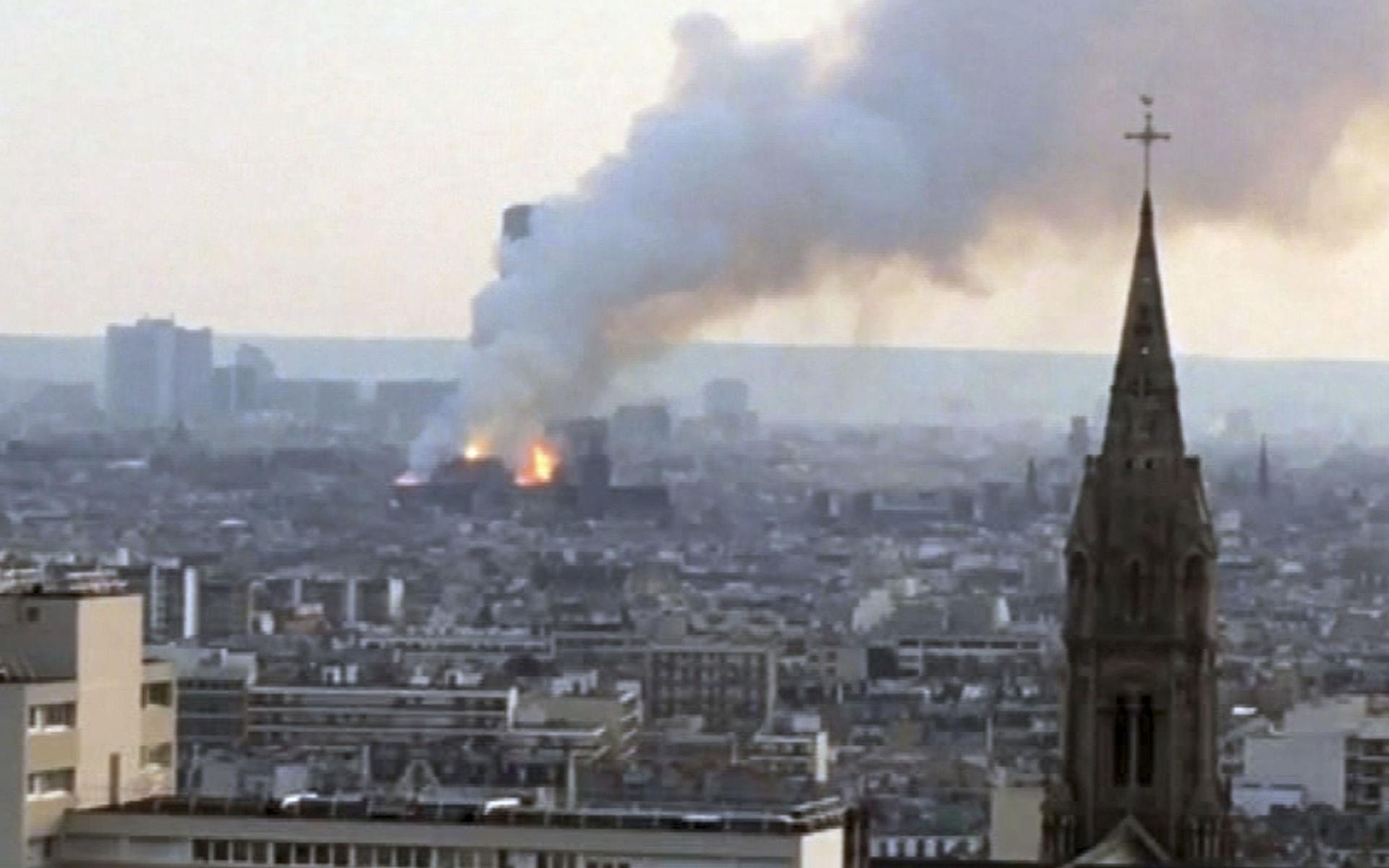 Brandens rök syntes över hela Paris.