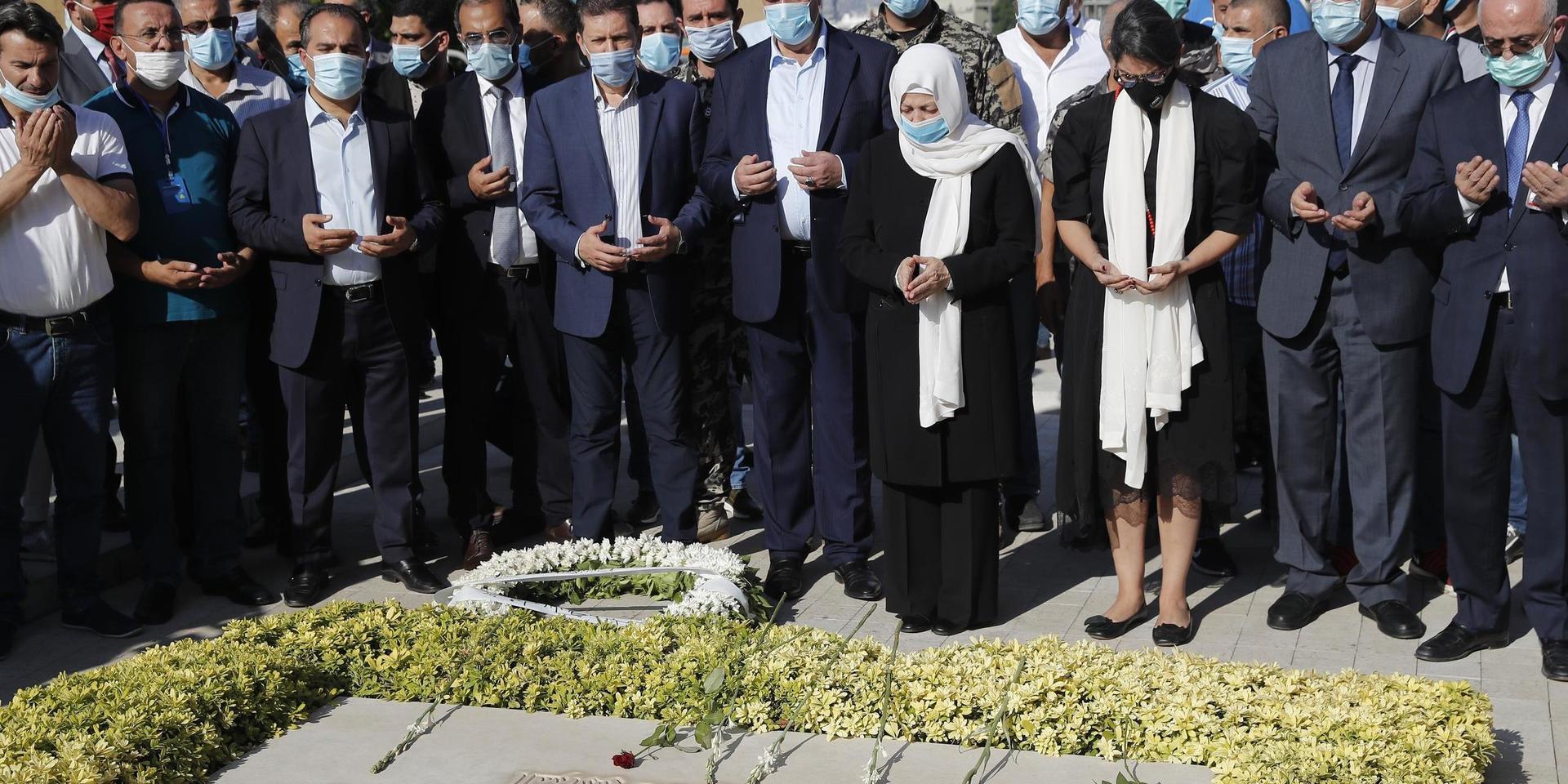 Bahia al-Hariri, syster till Rafiq al-Hariri, tillsammans med andra anhöriga vid en ceremoni för den mördade premiärministern på tisdagen. 