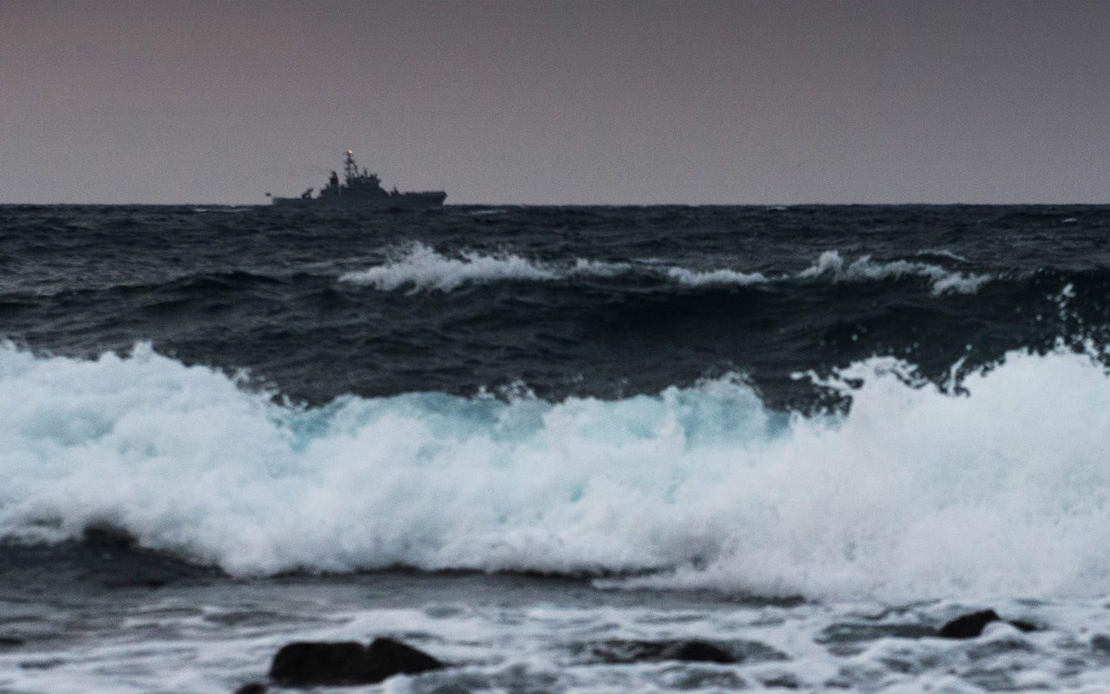 Havet som arbetsplats. Sedan i höstas har den svenska delen av Operation Poseidon sin hemmahamn på Lesbos norra kust. Christian Carlsson och Louis Ravry tillhör besättningen.  FOTO: Stefan Berg