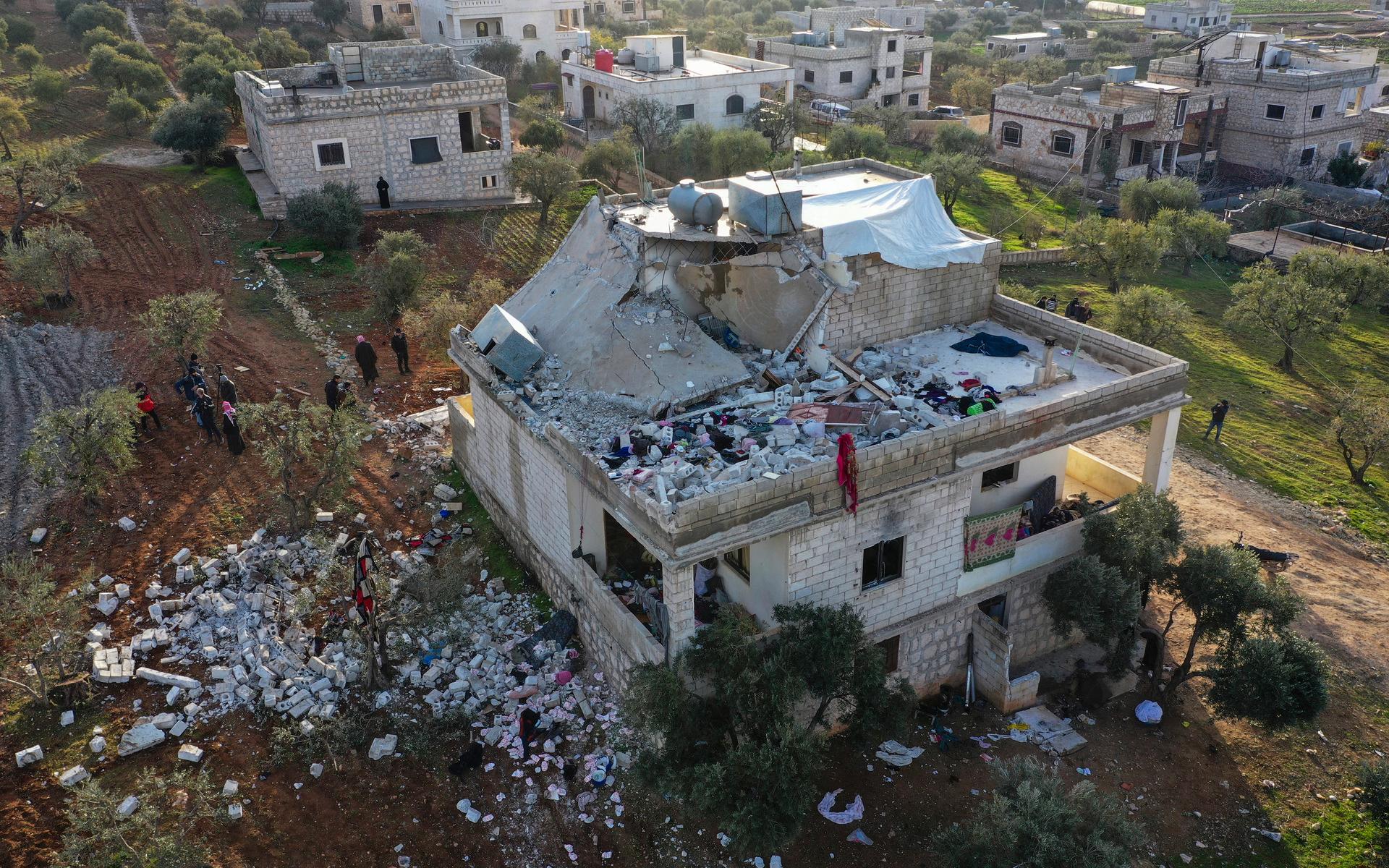 Ett hus som förstörts i en insats av amerikanska styrkor i Idlib i Syrien under torsdagen. Nu meddelar Joe Biden att IS-ledaren Abu Ibrahim al-Hashimi al-Qurashi har dödats i insatsen.