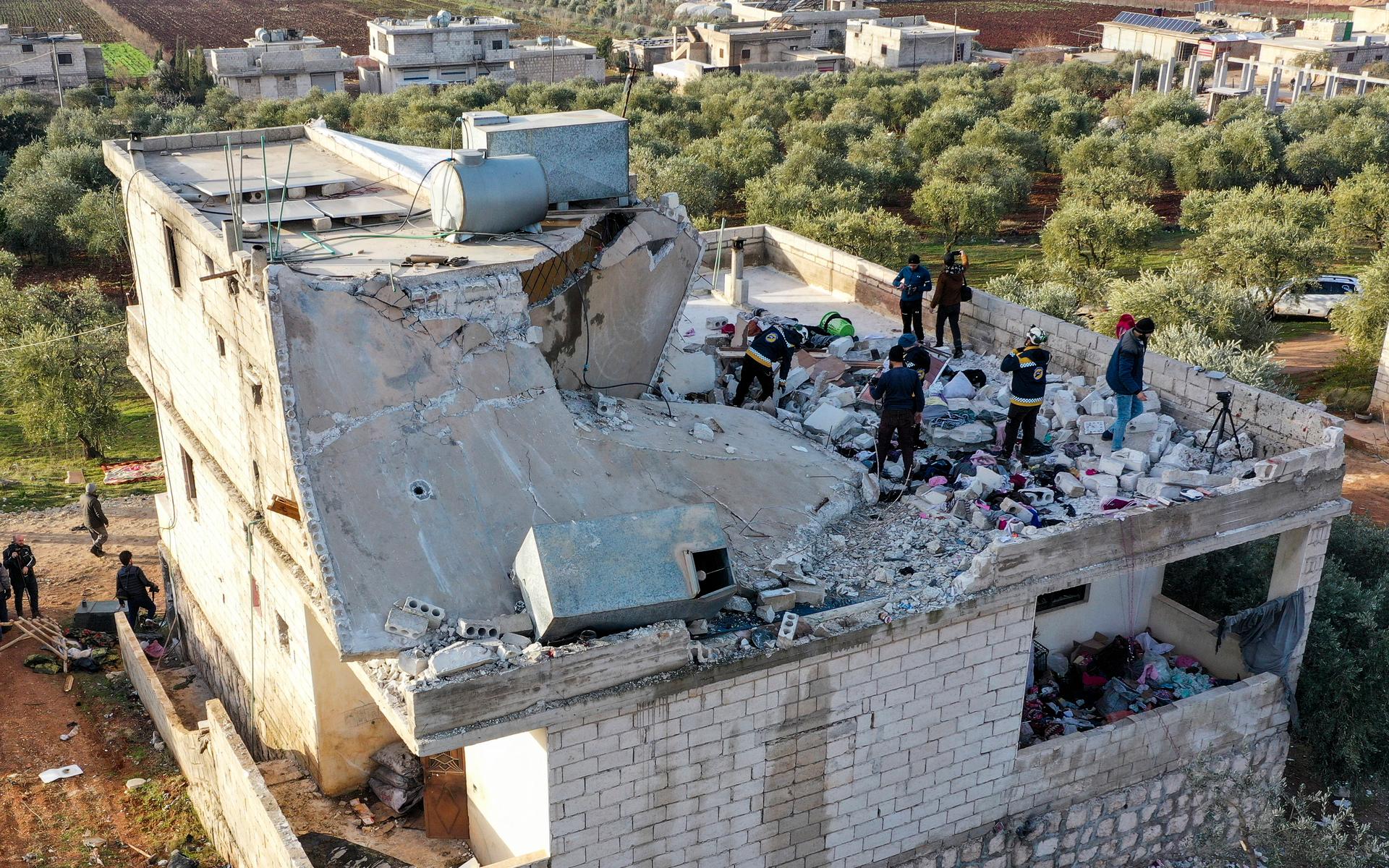 Bilder från platsen visar en till stora delar förstörd byggnad med raserat tak.