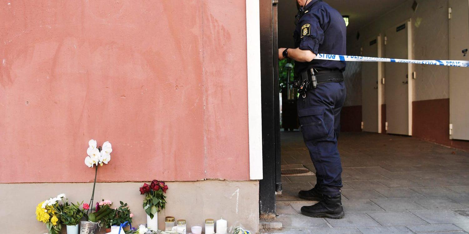 Blommor och kondoleanser på platsen där en 20-årig man med Downs syndrom sköts ihjäl av polisen. Arkivbild.