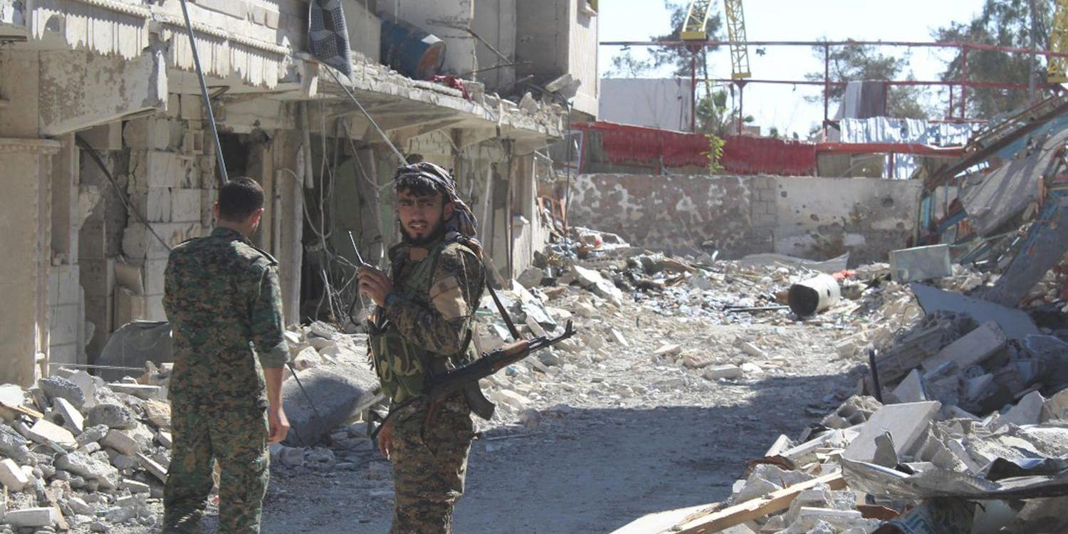 Soldater ur SDF-styrkan på en gata i staden Raqqa i Syrien. Arkivbild.