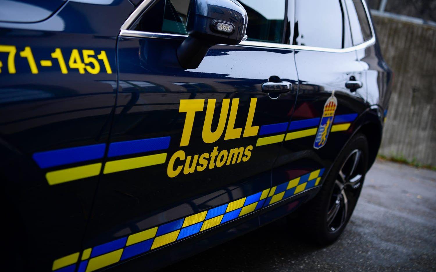 Gruppchefer i Tullverkets region syd kräver i ett internt brev inom myndigheten att personal i yttre tjänst ska få bära vapen. Arkivbild.