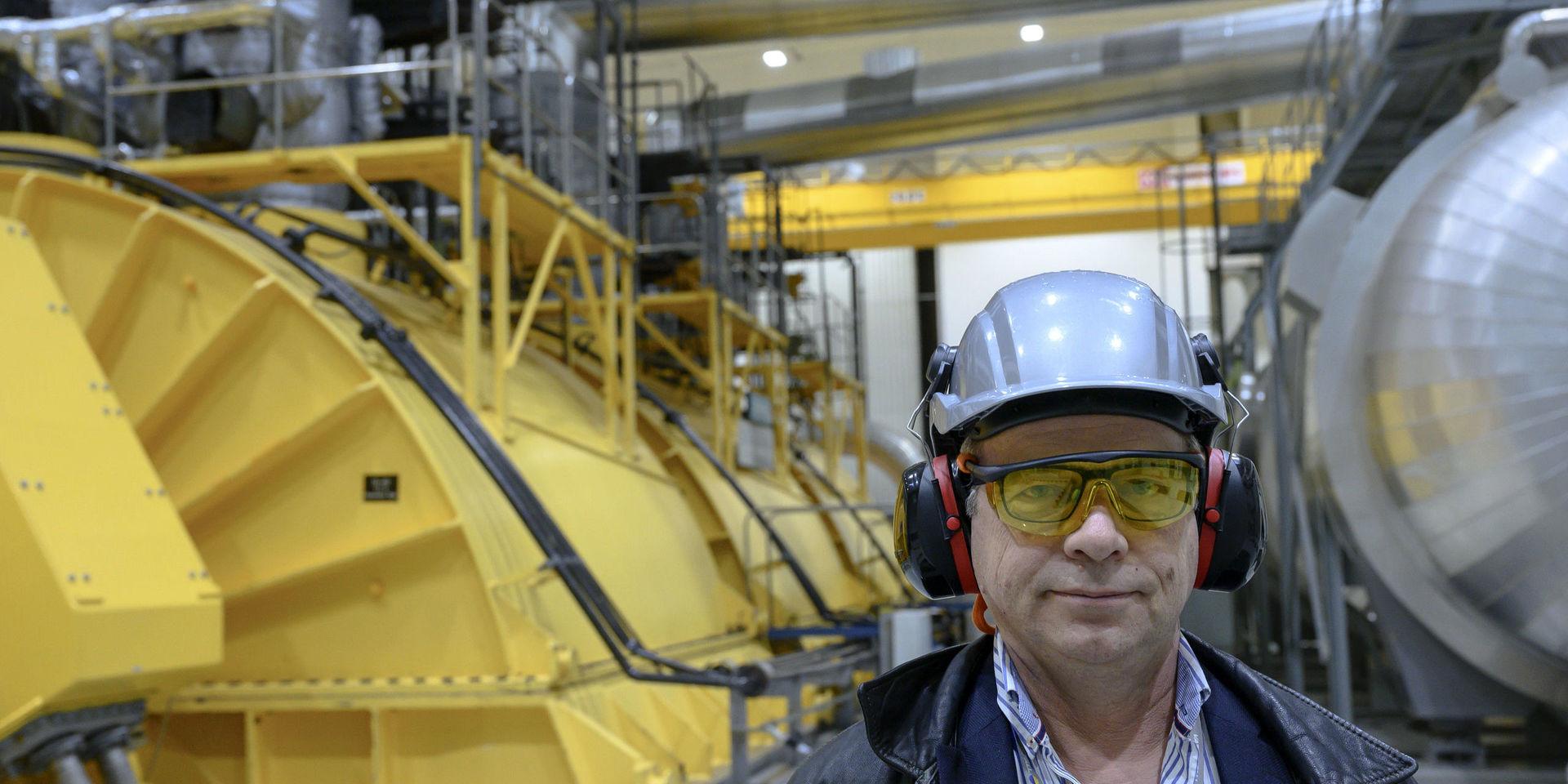 Stängningschef Lars Björnkvist vid en av de två jättegeneratorerna.