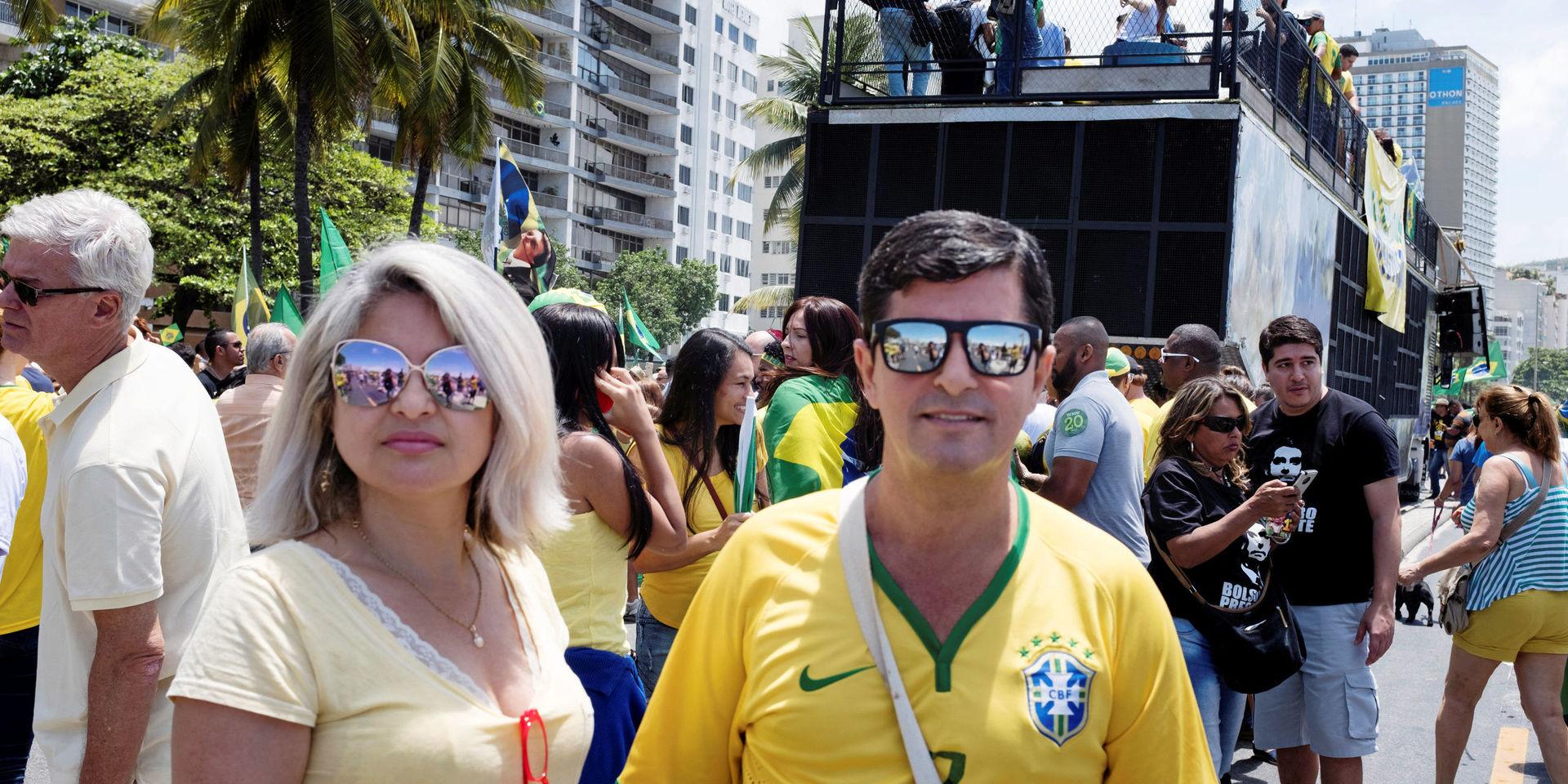– Bolsonaro är inte idealisk men han är det vi har, säger Jeane Silveira. Här tillsammans med sin man Joao Carlos Capp på strandpromenaden i Copacabana.