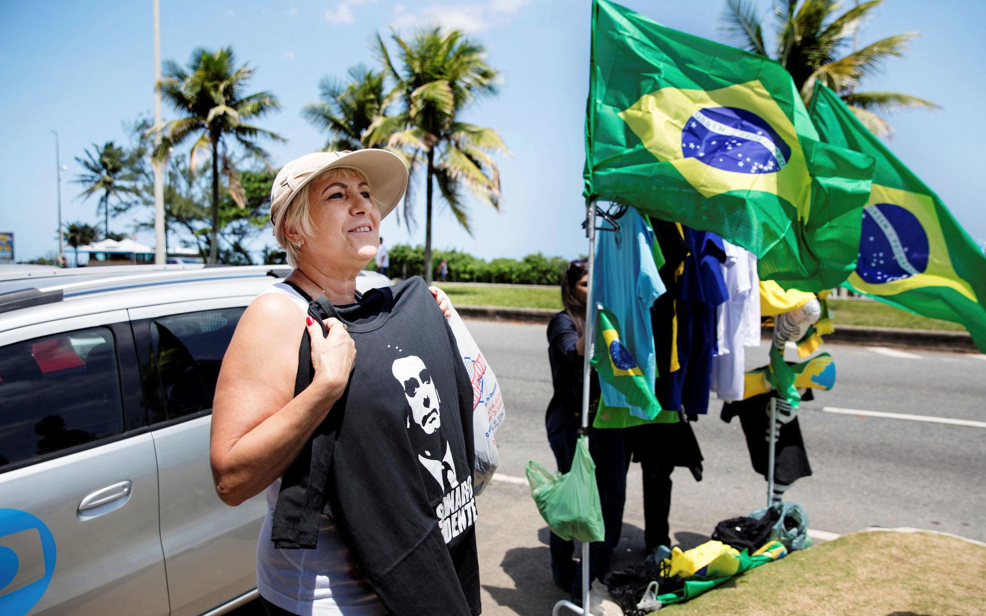 Rose Grosso köper för åttonde gånger en Bolsonaro t-shirt.