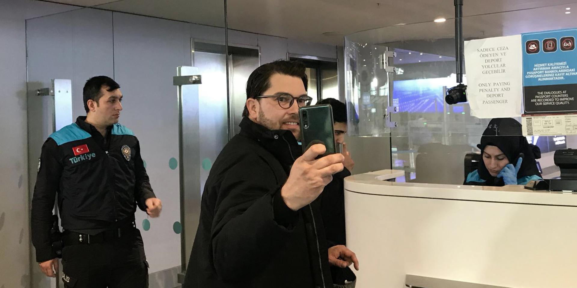 Sverigedemokraternas partiledare Jimmie Åkesson tar en selfie vid passkontrollen på Istanbuls flygplats, där han frågades ut av polisen under fredagen.