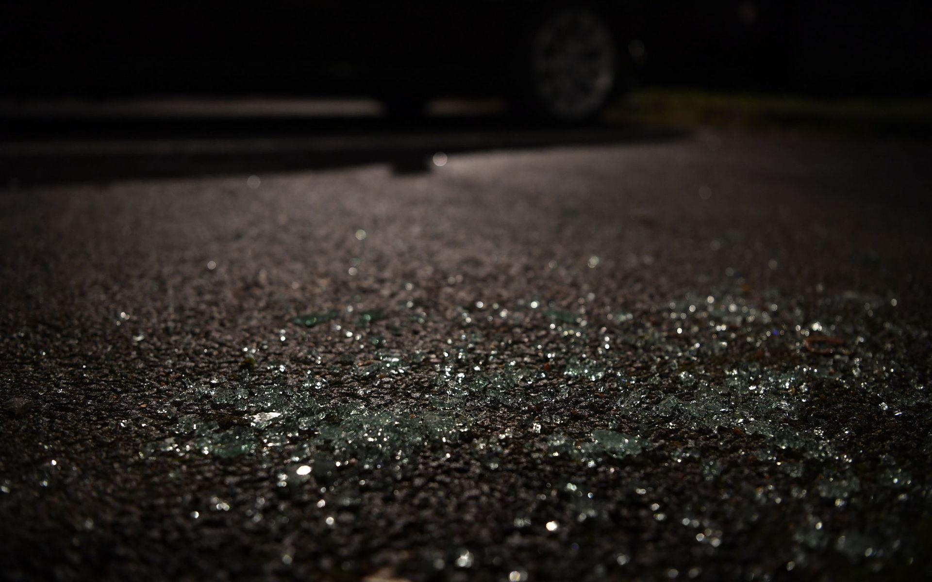 Glassplitter på platsen där en bil utsattes för en handgranatsprängning under natten till onsdagen.
