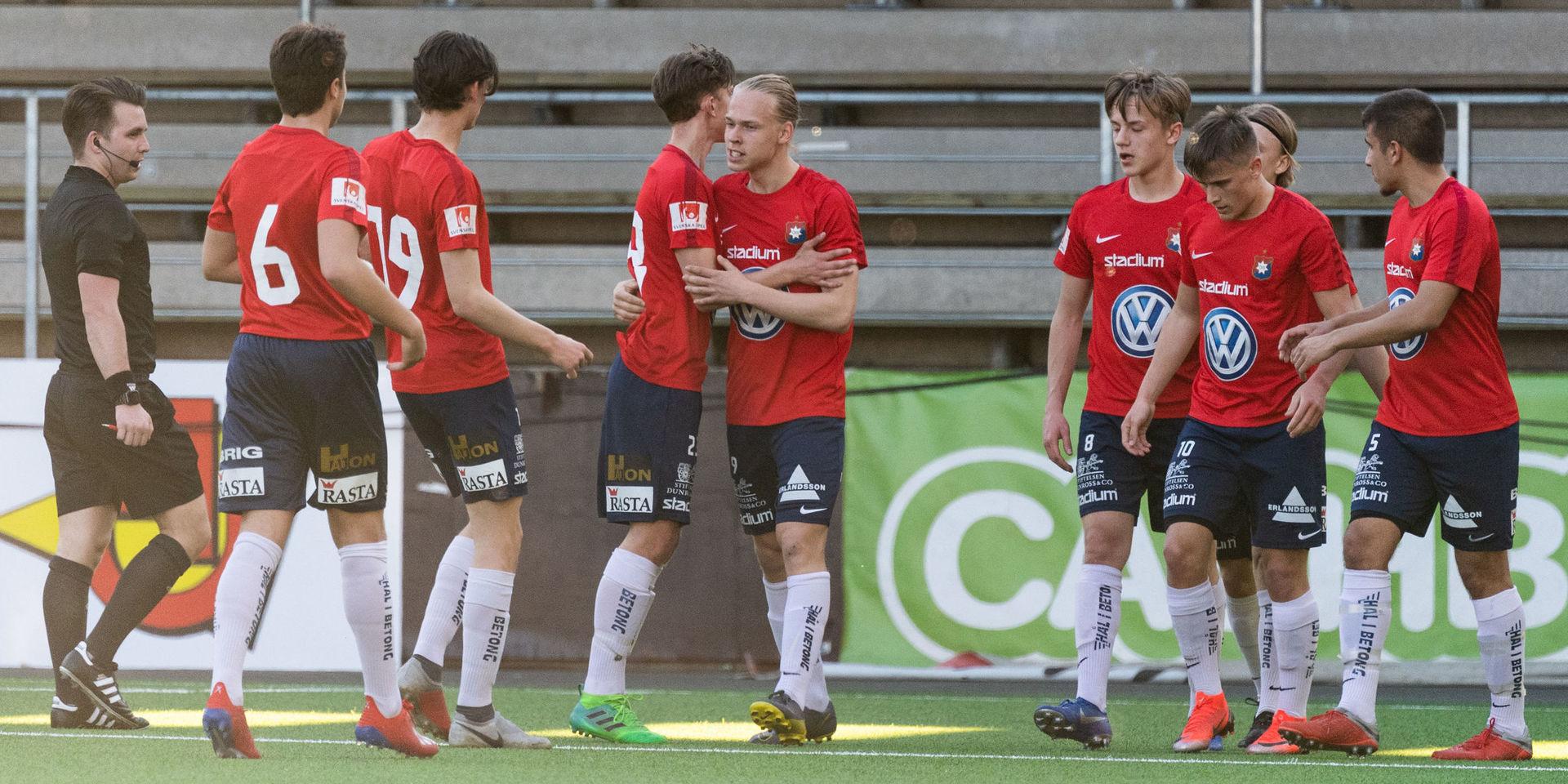 Jonathan Liljedahl (mitt i bild) klappas om efter att ha gjort mål för Örgrytes U19-lag.
