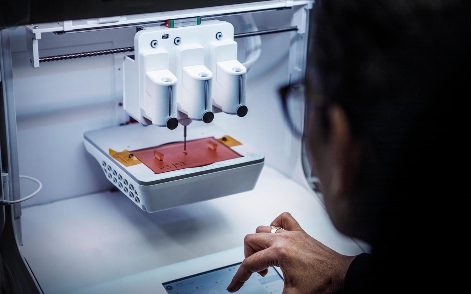3D-vävnadsskrivare kan bland annat skriva ut hud av biobläck med mänskliga celler. 