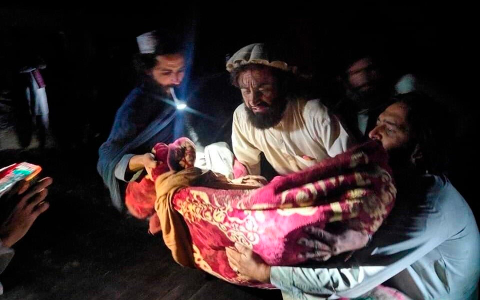 Afghaner evakuerar en skadad person efter jordbävningen i Paktika i östra Afghanistan.