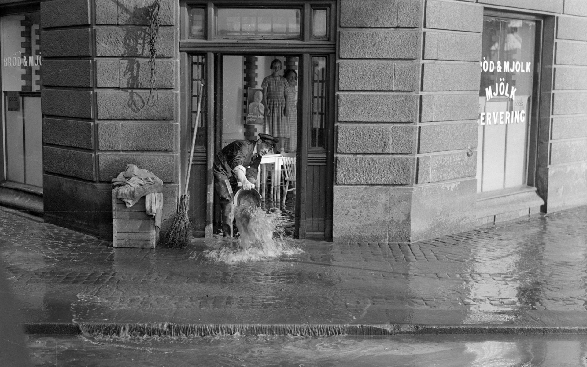 Översvämning vid Skeppsbron 1937. 
