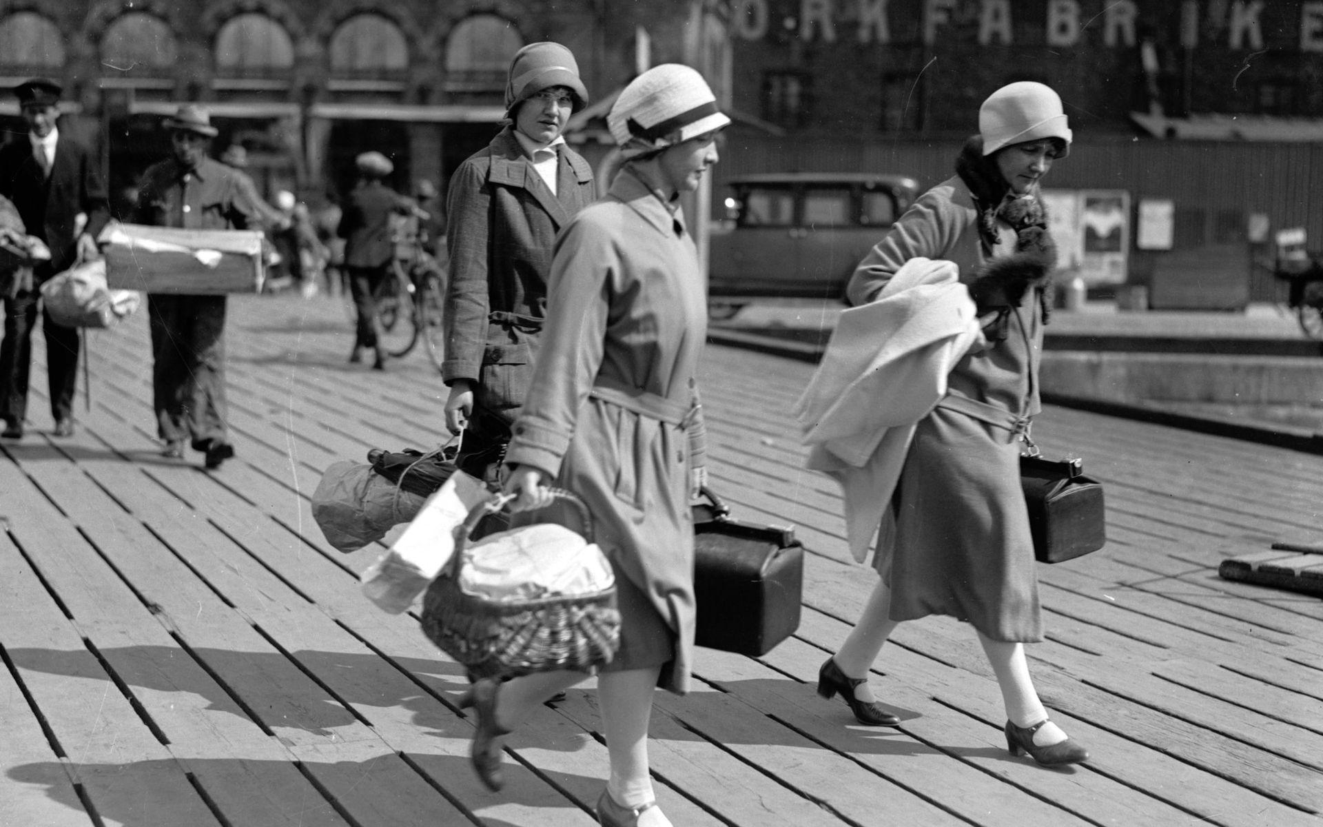 Några midsommarfirare på Träpiren år 1928.
