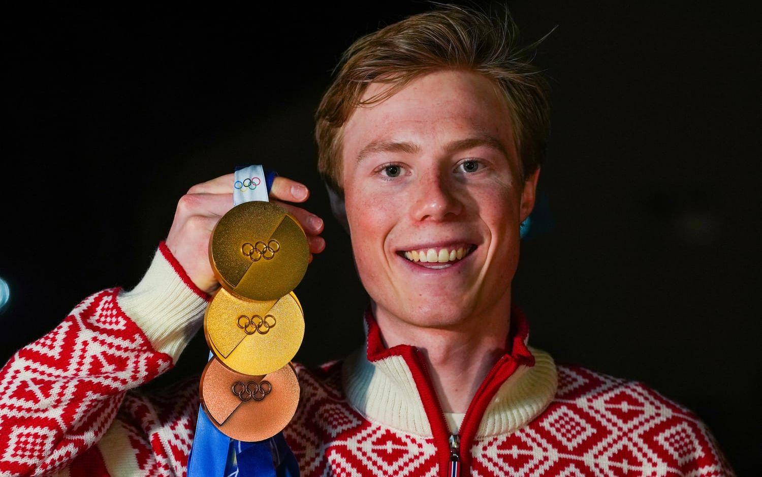 Einar Hedegart med sina tre OS-medaljer i skidor, två guld och ett brons. Arkivbild