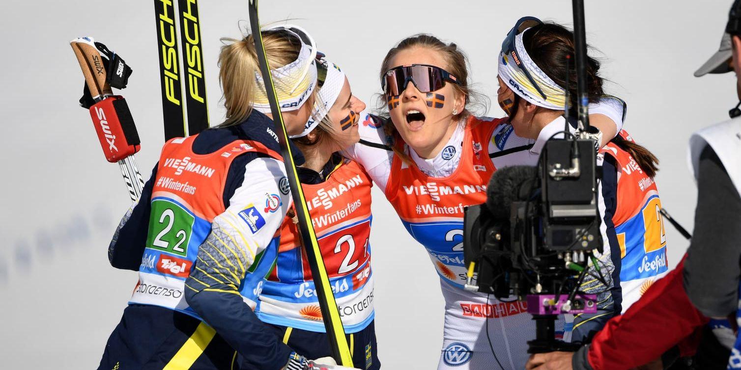 Stina Nilsson och lagkamraterna efter VM-guldet på stafetten, 4x5 kilometer, i Seefeld. Arkivbild