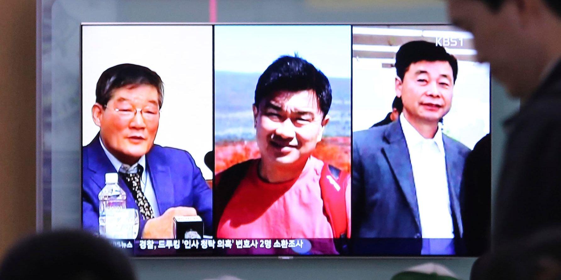En tv-skärm med de tre amerikanerna som nu har släppts från vänster Kim Dong Chul, Tony Kim och Kim Hak Song. Arkivbild.