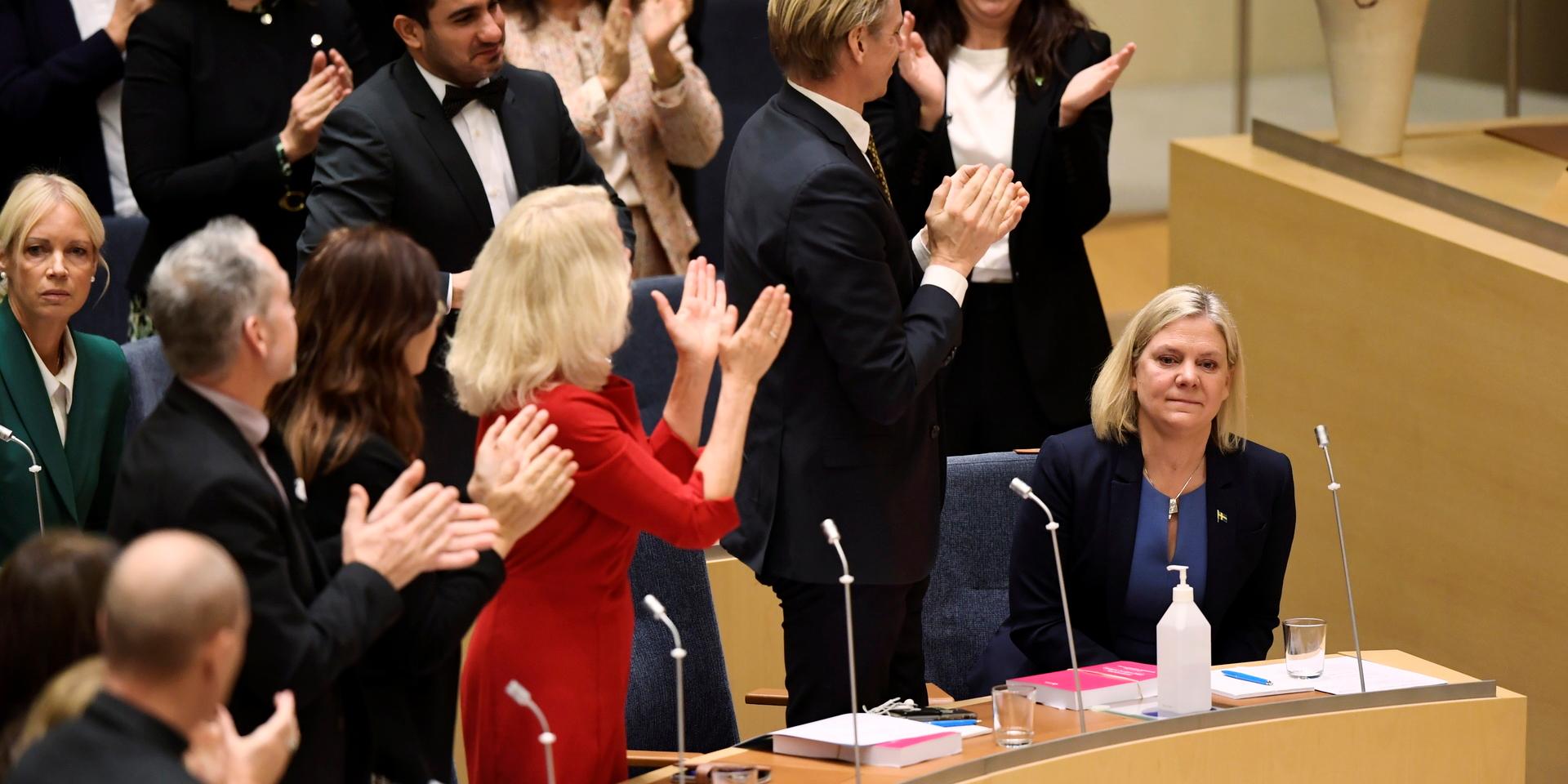 Stående ovationer för den nyvalda statsministern Magdalena Andersson.