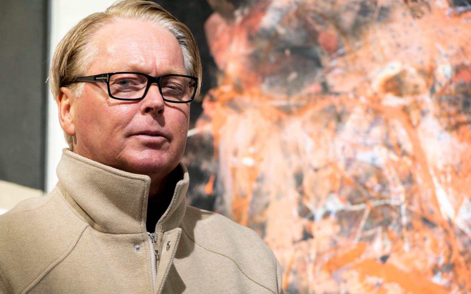 Galleristen John Hedemark är misstänkt för bedrägeri efter att ha målat och sålt hundratals tavlor under namnet Werner Jensen.