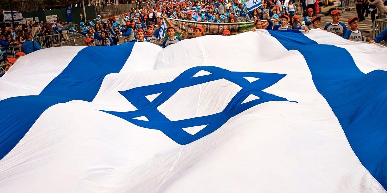 På bild syns demonstranter som firar staten Israel. Men sionismen är inte bara en politisk idé om en exklusiv judisk stat, menar Kenneth Hermele. 
