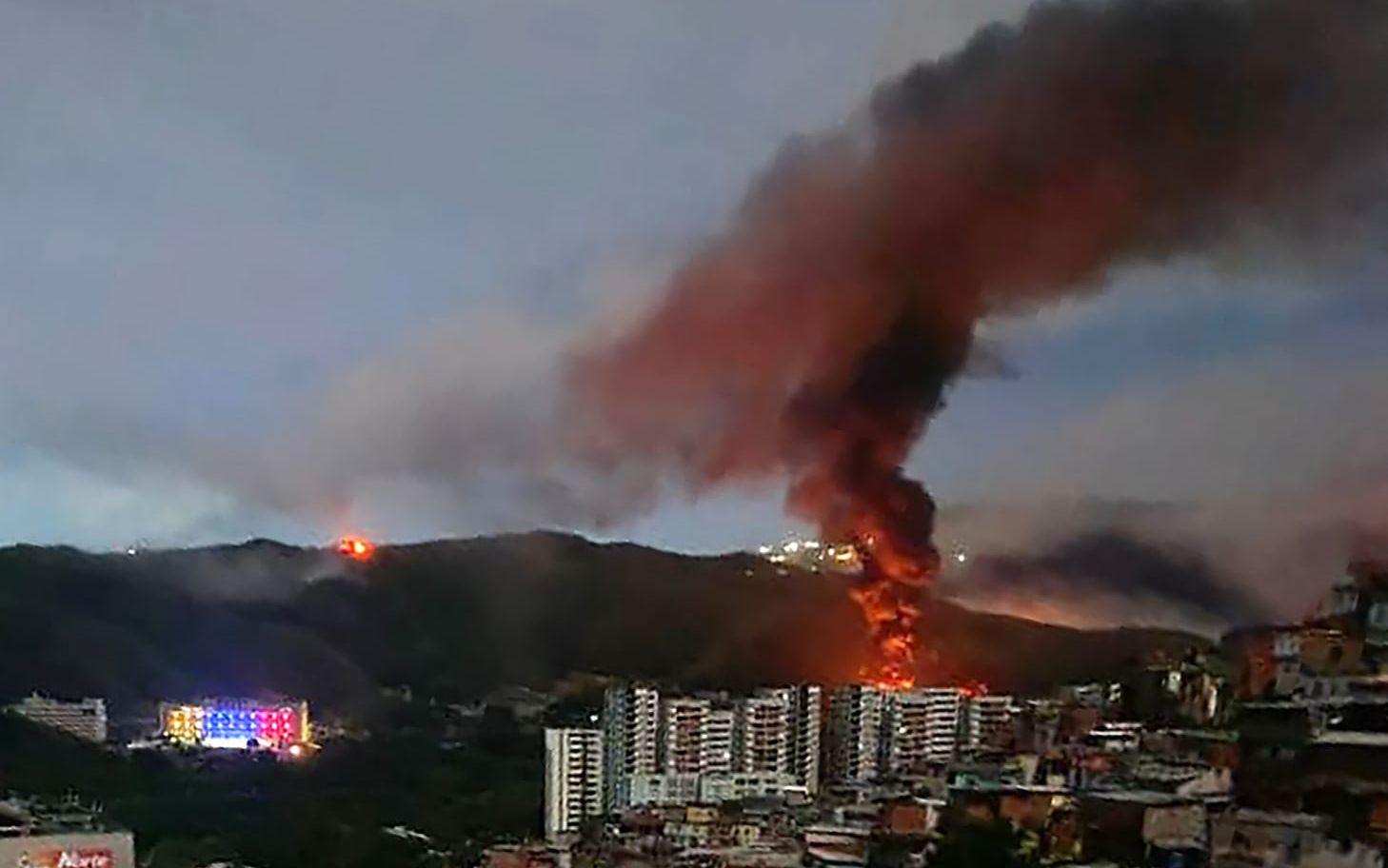 Storbrand i Fuerte Tiuna, där Venezuelas största militära högkvarter ligger, i samband med USA:s attack mot landet.