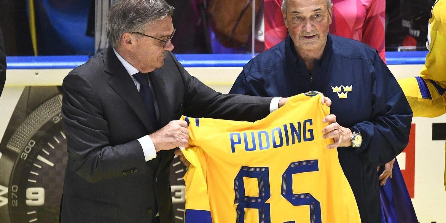 Anders "Pudding" Weiderstål hyllas av Internationella ishockeyförbundets ordförande Rene Fasel med en tröja med nummer 85, året han gjorde sitt första VM, efter Sveriges match mot Schweiz. "Pudding" går i pension efter VM.