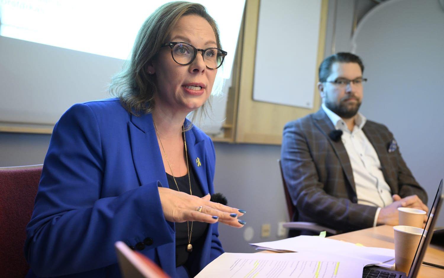 Migrationsminister Maria Malmer Stenergard och Sverigedemokraternas partiledare Jimmie Åkesson presenterade budgetnyheterna på Migrationsverkets förvar i Åstorp.