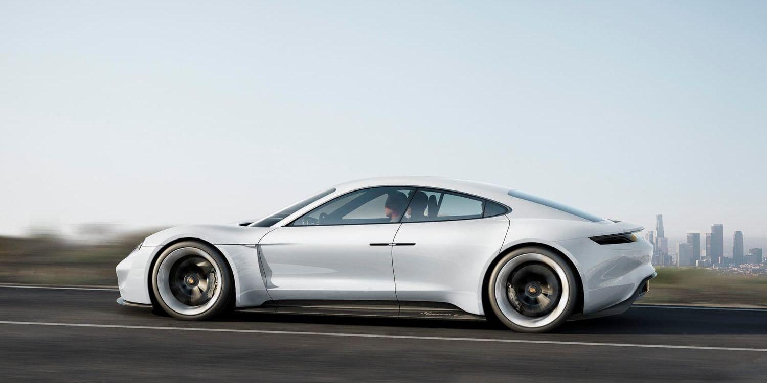 Den för Tyskland viktiga bilbranschen klagar på kraven att sänka utsläppen. En del ministrar håller med, andra inte. På bilden en prototyp av Porsches kommande elbil Taycan.