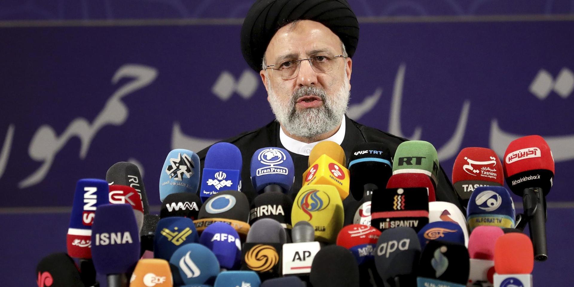Ebrahim Raisi, chef för Irans rättsväsende, uttalar sig inför medier efter att han registrerat sig som kandidat till presidentvalet i juni. Bilden är från den 15 maj.