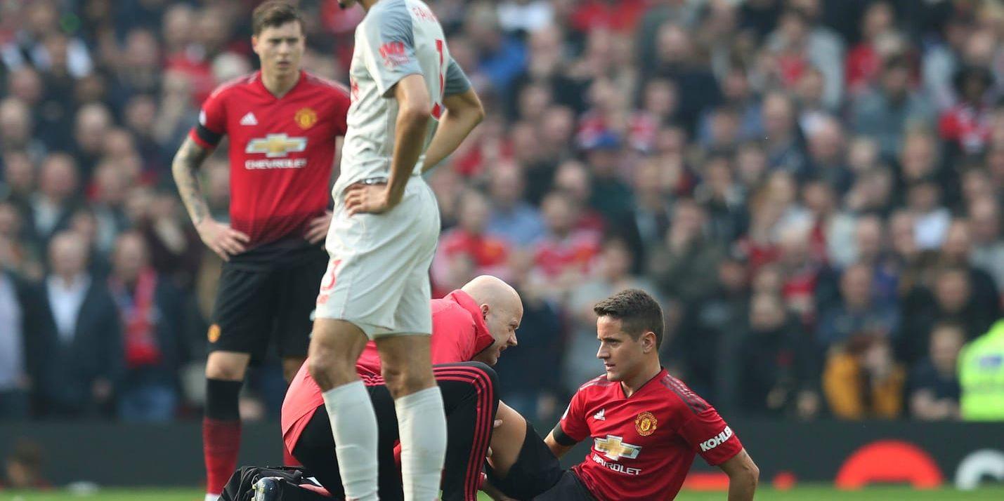 Ander Herrera (sittandes) satte tonen för den skadekavalkad som präglade mötet mellan Manchester United och Liverpool.