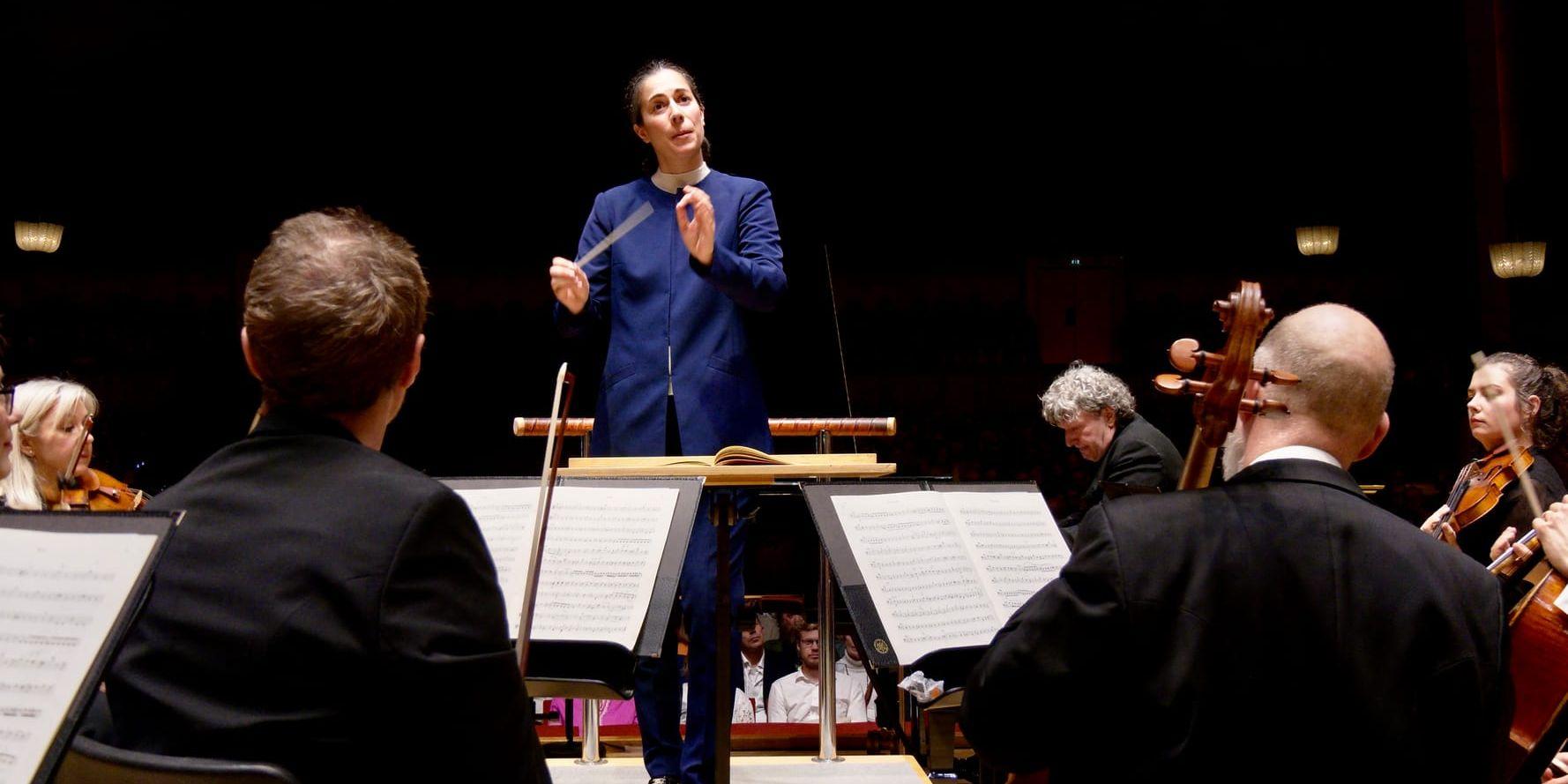 Marie Jacquot i blå dräkt framför GSO