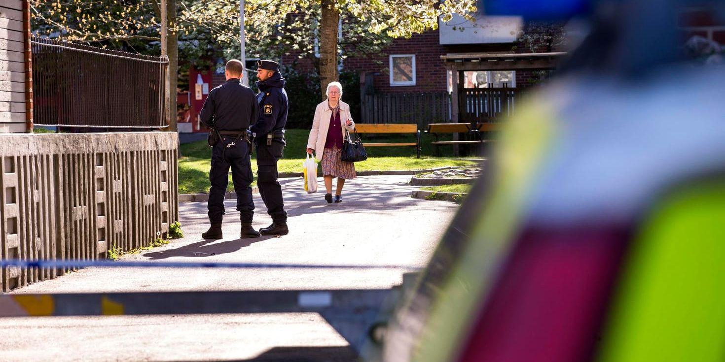 Poliser i Biskopsgården i Göteborg, ett område drabbat av gängrelaterat brottslighet. En hög polisiär närvaro är nödvändig i brottsutsatta områden, men polisens metoder kan leda till ett lägre förtroende för rättsväsende och poliser. Arkivbild.