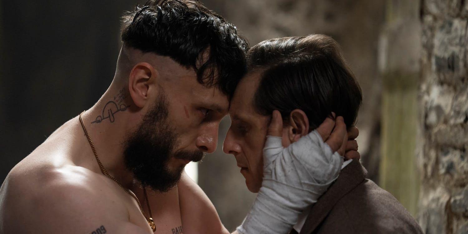 Richard Gadd och Jamie Bell i rollerna som Ruben och Niall i ”Half man” står vända mot varandra. Gadd har händerna om Nialls kinder.