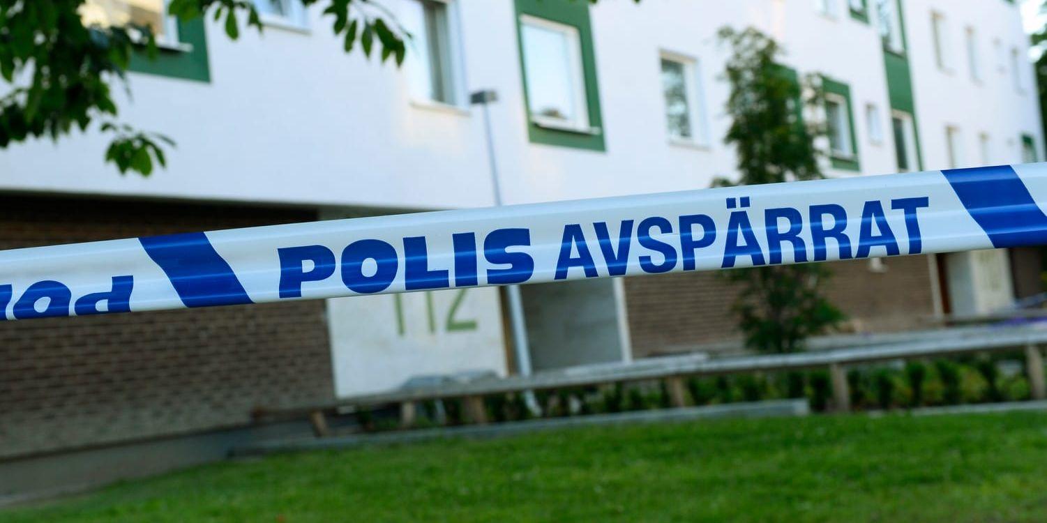 OBS Arkivbild. Två personer hittades döda i en lägenhet i Alby söder om Stockholm, under fredagsmorgonen. Polis har inlett en förundersökning om mord, alternativt dråp. Foto: TT/Cluadio Brescaini.
