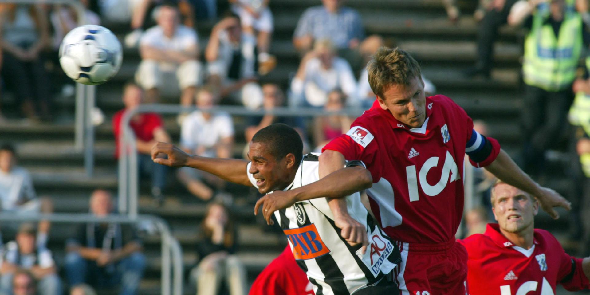 Daniel Nannskog i duell med Magnus Erlingmark under en allsvensk match 2002 mellan Landskrona och IFK Göteborg.