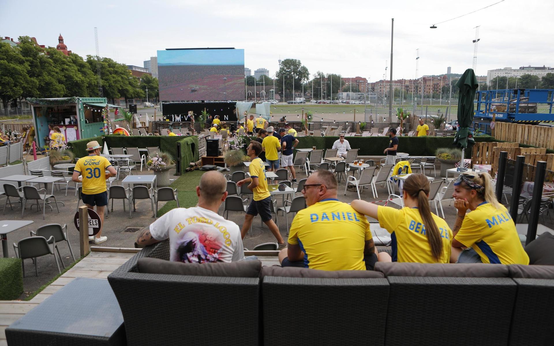 Supportrar i Göteborg laddar upp inför matchen. 